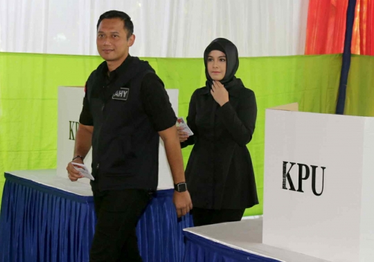 Keserasian Agus dan istri nyoblos bareng di TPS 6 Rawa Barat