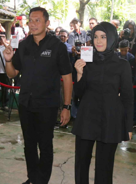 Keserasian Agus dan istri nyoblos bareng di TPS 6 Rawa Barat