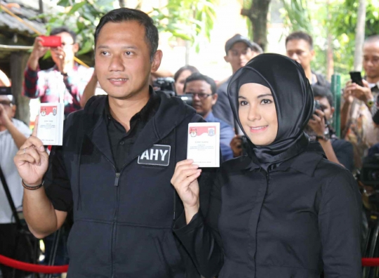 Keserasian Agus dan istri nyoblos bareng di TPS 6 Rawa Barat