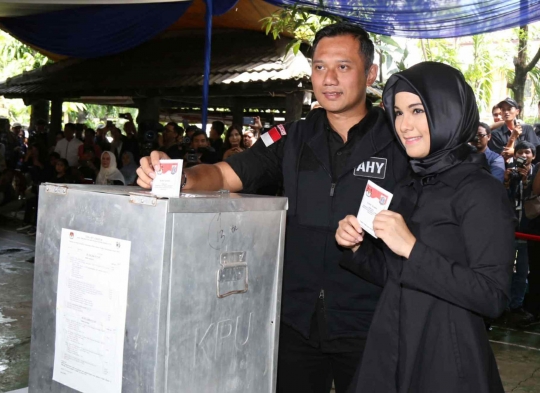 Keserasian Agus dan istri nyoblos bareng di TPS 6 Rawa Barat