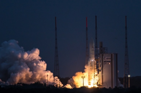 Saat roket satelit Telkom meluncur mulus ke orbit Bumi