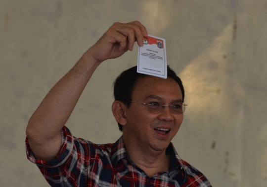 Ekspresi Ahok usai nyoblos di TPS 054 Pantai Mutiara