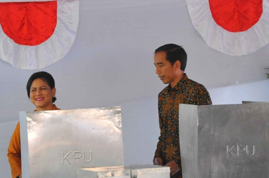 Coblos di TPS IV, Jokowi dan Ibu Negara kompak berbatik