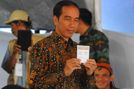 Coblos di TPS IV, Jokowi dan Ibu Negara kompak berbatik