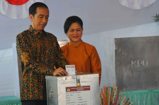 Coblos di TPS IV, Jokowi dan Ibu Negara kompak berbatik