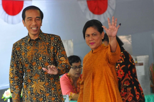 Coblos di TPS IV, Jokowi dan Ibu Negara kompak berbatik