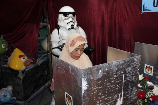 Darth Vader dan Stormtrooper meriahkan pencoblosan Pilkada Batu