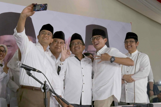 Tunggu hasil quick count, Anies-Sandi berselfie ria bareng Prabowo