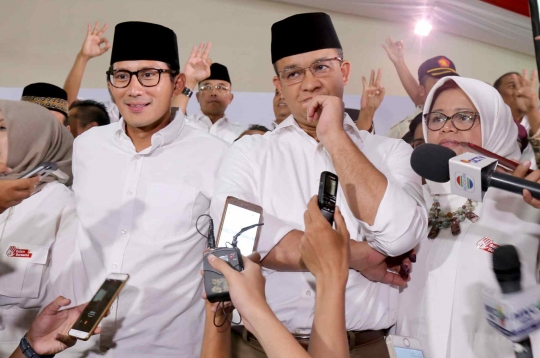 Tunggu hasil quick count, Anies-Sandi berselfie ria bareng Prabowo