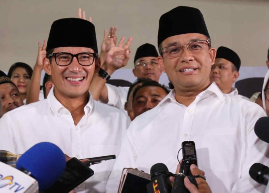 Tunggu hasil quick count, Anies-Sandi berselfie ria bareng Prabowo