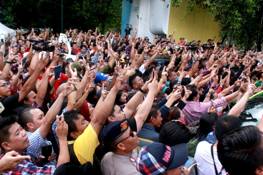 Sorak-sorai Ahok-Djarot dan ratusan pendukung pantau quick count