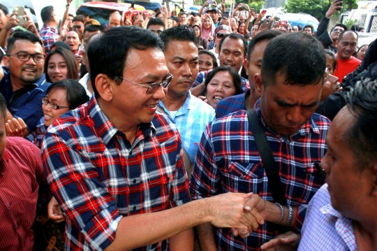 Sorak-sorai Ahok-Djarot dan ratusan pendukung pantau quick count