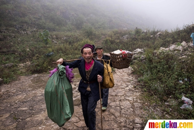 Intip kehidupan warga pelosok China tinggal di dalam gua. Dengan ketinggian 1.800 meter di atas permukaan laut, gua tersebut hanya dapat diakses dengan mendaki selama 1 jam. Walau begitu, gua tersebut dinilai sangat nyaman dan aman ketika cuaca buruk melanda.