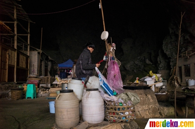 Intip kehidupan warga pelosok China tinggal di dalam gua. Dengan ketinggian 1.800 meter di atas permukaan laut, gua tersebut hanya dapat diakses dengan mendaki selama 1 jam. Walau begitu, gua tersebut dinilai sangat nyaman dan aman ketika cuaca buruk melanda.
