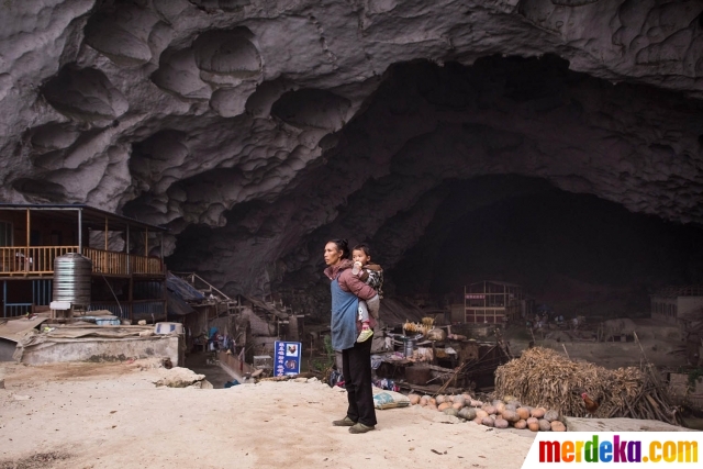 Intip kehidupan warga pelosok China tinggal di dalam gua. Dengan ketinggian 1.800 meter di atas permukaan laut, gua tersebut hanya dapat diakses dengan mendaki selama 1 jam. Walau begitu, gua tersebut dinilai sangat nyaman dan aman ketika cuaca buruk melanda.