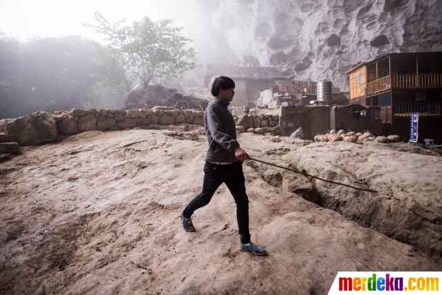 Intip kehidupan warga pelosok China tinggal di dalam gua. Dengan ketinggian 1.800 meter di atas permukaan laut, gua tersebut hanya dapat diakses dengan mendaki selama 1 jam. Walau begitu, gua tersebut dinilai sangat nyaman dan aman ketika cuaca buruk melanda.