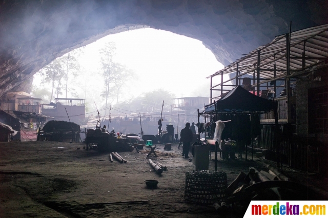 Intip kehidupan warga pelosok China tinggal di dalam gua. Dengan ketinggian 1.800 meter di atas permukaan laut, gua tersebut hanya dapat diakses dengan mendaki selama 1 jam. Walau begitu, gua tersebut dinilai sangat nyaman dan aman ketika cuaca buruk melanda.