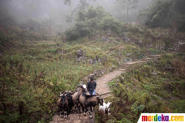 Intip kehidupan warga pelosok China tinggal di dalam gua. Dengan ketinggian 1.800 meter di atas permukaan laut, gua tersebut hanya dapat diakses dengan mendaki selama 1 jam. Walau begitu, gua tersebut dinilai sangat nyaman dan aman ketika cuaca buruk melanda.