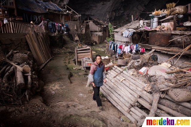 Intip kehidupan warga pelosok China tinggal di dalam gua. Dengan ketinggian 1.800 meter di atas permukaan laut, gua tersebut hanya dapat diakses dengan mendaki selama 1 jam. Walau begitu, gua tersebut dinilai sangat nyaman dan aman ketika cuaca buruk melanda.