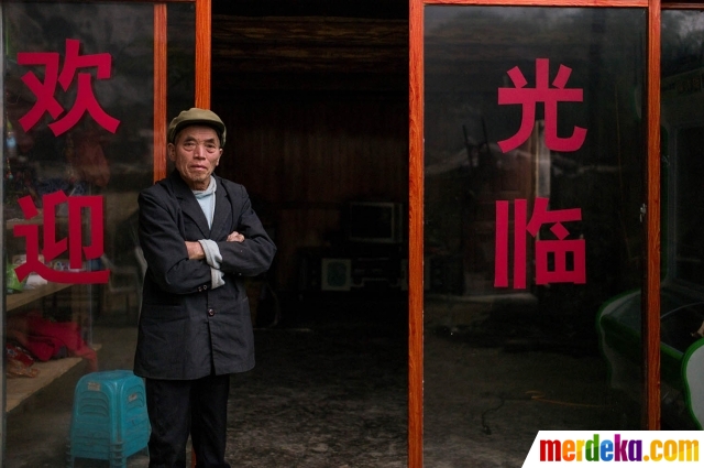 Intip kehidupan warga pelosok China tinggal di dalam gua. Dengan ketinggian 1.800 meter di atas permukaan laut, gua tersebut hanya dapat diakses dengan mendaki selama 1 jam. Walau begitu, gua tersebut dinilai sangat nyaman dan aman ketika cuaca buruk melanda.