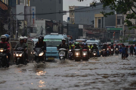 Ciliwung meluap, Jalan Jatinegara Barat kebanjiran