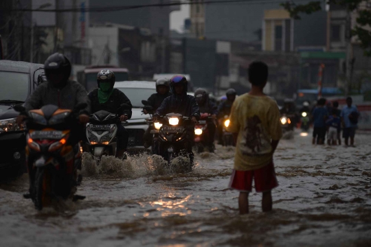 Ciliwung meluap, Jalan Jatinegara Barat kebanjiran