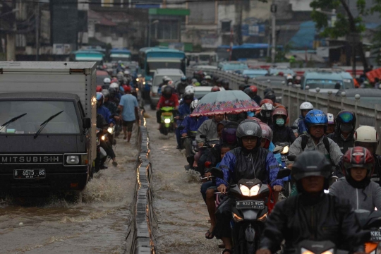 Ciliwung meluap, Jalan Jatinegara Barat kebanjiran