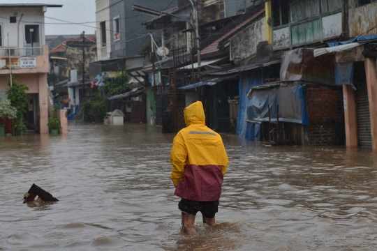 Ciliwung meluap, Jalan Jatinegara Barat kebanjiran