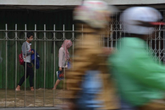 Ciliwung meluap, Jalan Jatinegara Barat kebanjiran