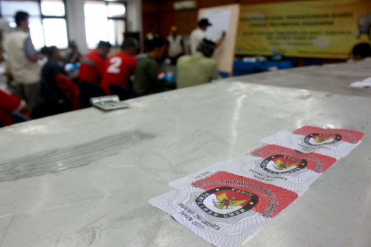 Memantau rekapitulasi suara Pilkada DKI tingkat kecamatan