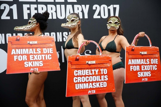 Aksi aktivis PETA berbikini protes London Fashion Week