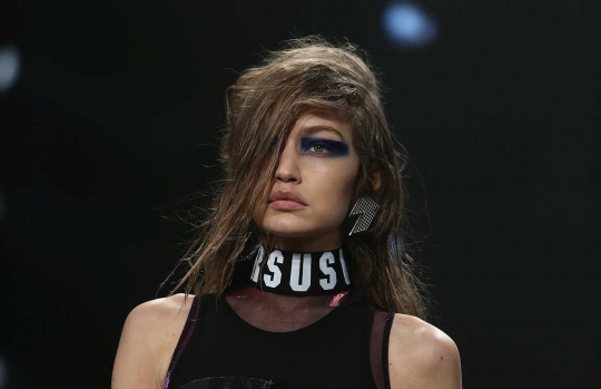 Penampilan berbeda Gigi Hadid di London Fashion Week