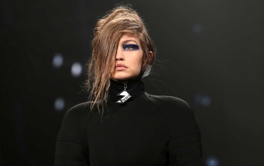 Penampilan berbeda Gigi Hadid di London Fashion Week