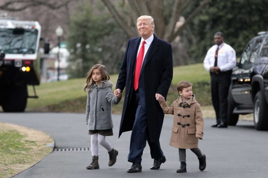 Intip aktivitas Donald Trump bersama cucunya