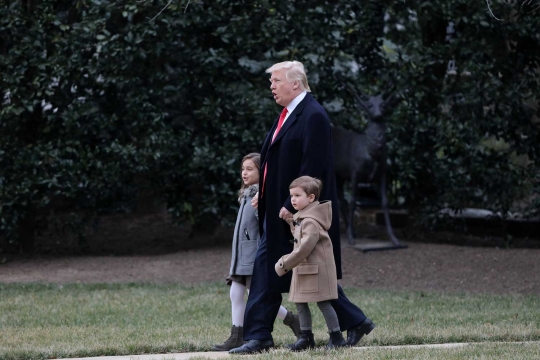 Intip aktivitas Donald Trump bersama cucunya