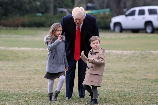 Intip aktivitas Donald Trump bersama cucunya