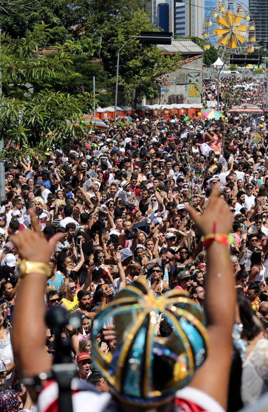 Sesaki jalanan Sao Paulo, ribuan wanita Brasil 'minta dinikahi'