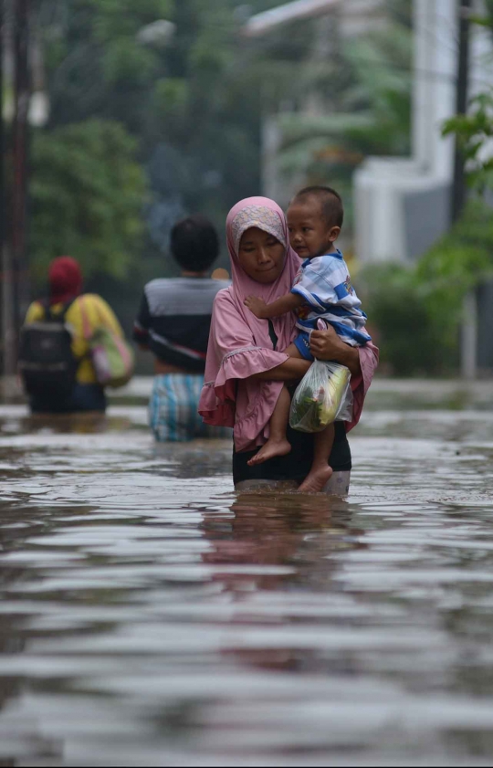 Hujan sejak malam, Cipinang Melayu terendam banjir sepaha
