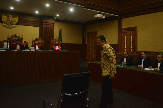 Ekspresi pasrah Irman Gusman saat divonis 4,5 tahun bui