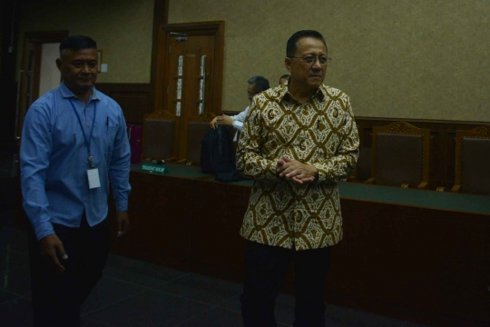 Ekspresi pasrah Irman Gusman saat divonis 4,5 tahun bui