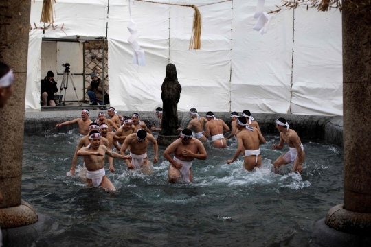 Ribuan pria Jepang rela telanjang demi keberuntungan