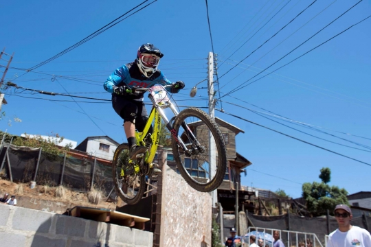 Ekstremnya balap downhill di permukiman padat penduduk Chile