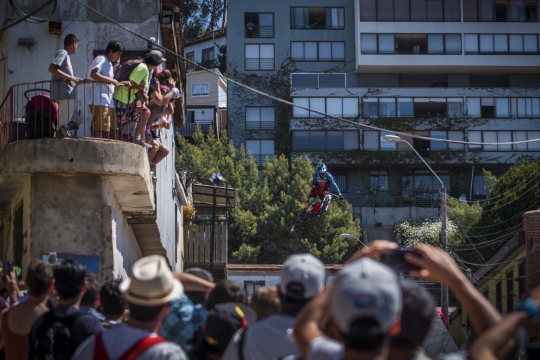 Ekstremnya balap downhill di permukiman padat penduduk Chile