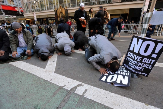 Aksi 'I am Muslim Too', warga Muslim AS salat di jalanan New York