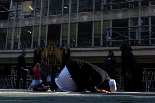 Aksi 'I am Muslim Too', warga Muslim AS salat di jalanan New York