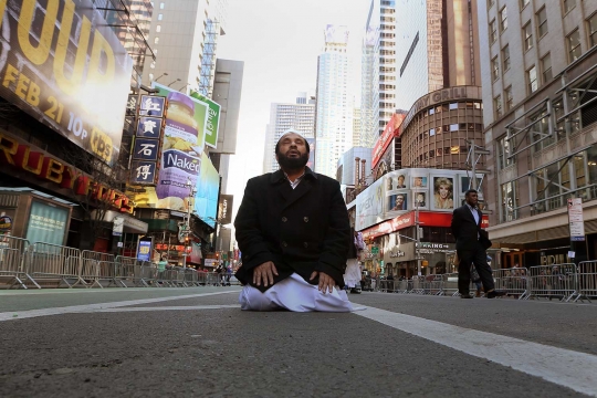 Aksi 'I am Muslim Too', warga Muslim AS salat di jalanan New York