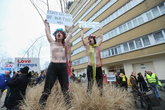 Aksi Femen protes kebijakan Trump di sela kunjungan Pence ke Belgia