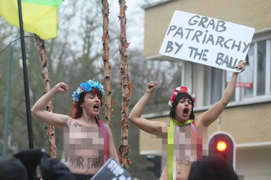 Aksi Femen protes kebijakan Trump di sela kunjungan Pence ke Belgia