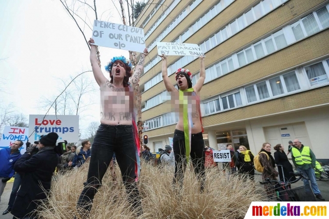 Foto : Aksi Femen protes kebijakan Trump di sela kunjungan 