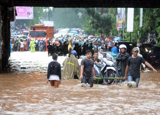 Banjir parah lumpuhkan jalanan di Kalimalang